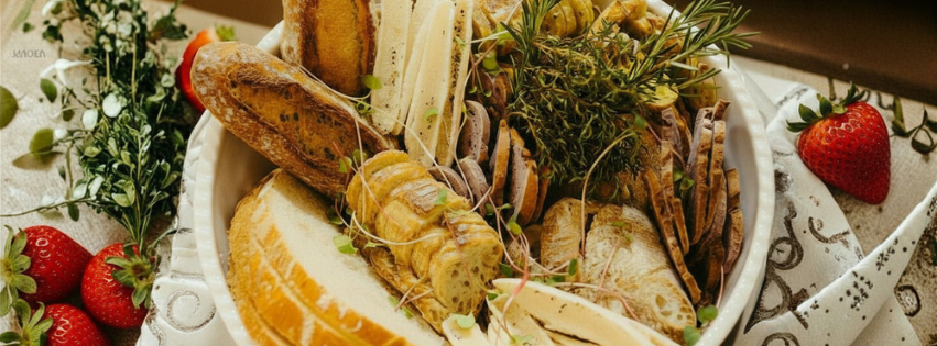 Fragole e sapori aprile cestino erbe